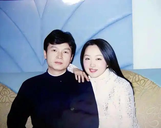 1994年，红透半边天的国民玉女杨钰莹在厦门遇到了比自己小一岁的22岁豪门贵公子