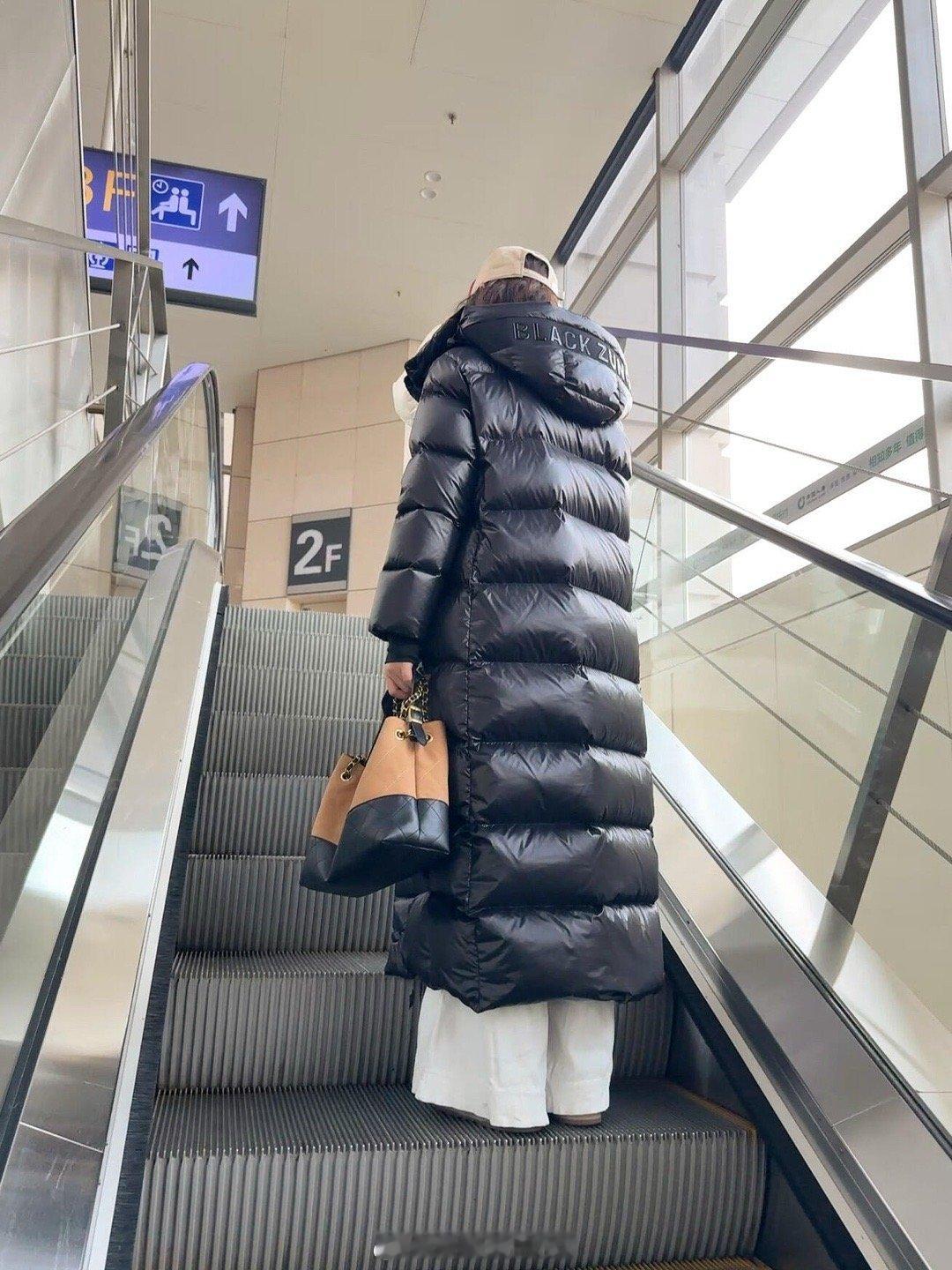 高铁电梯看到的…..真的好绝！谁懂逛个街碰到我的人生羽绒服了，真的好喜欢小姐姐身