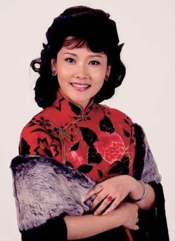 1983年，20岁的何赛飞去老师家做客时，看到全家福中老师的4个儿子，她心想：自
