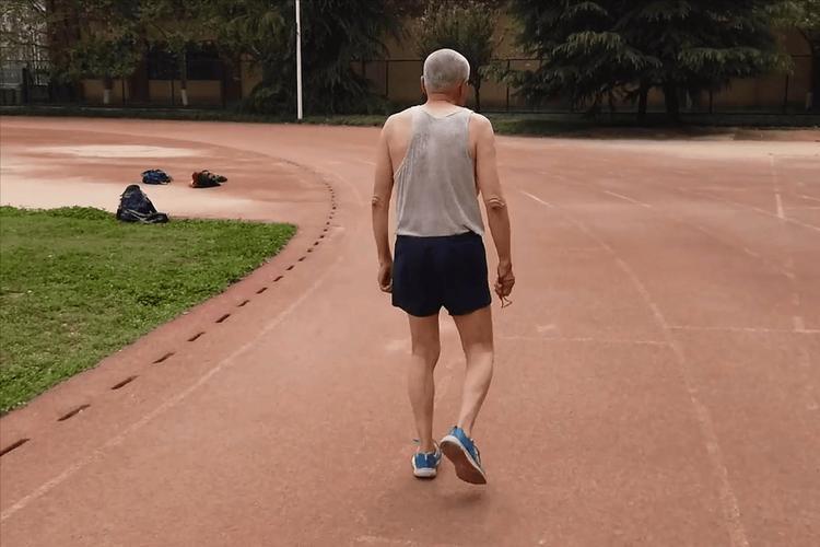 人过55岁为啥毛病扎堆？医生忠告：做好这7件事，少遭罪！55岁，堪称身体的