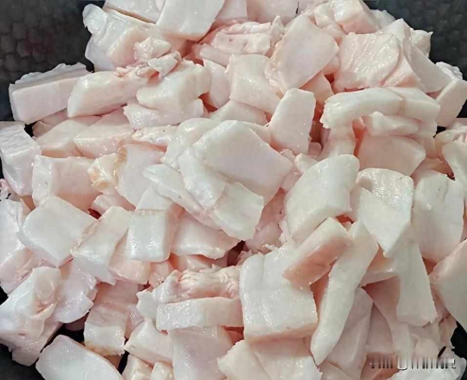 邻居看见我炼猪油，脸色大变劝我扔掉，奶奶辈的香味成禁忌[无奈吐舌]家家厨房都有一