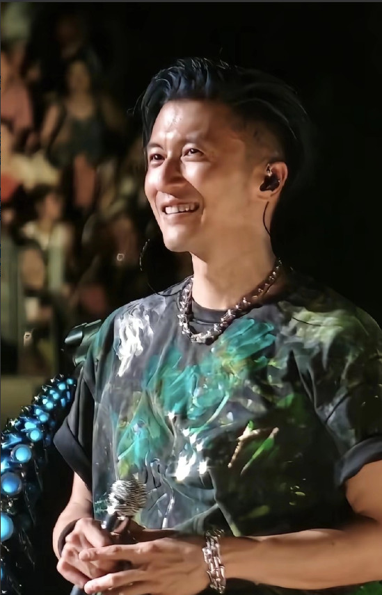 现在全网最开心的人，非谢霆锋莫属了！但这开心的源头既不是因为王菲，也不是因为