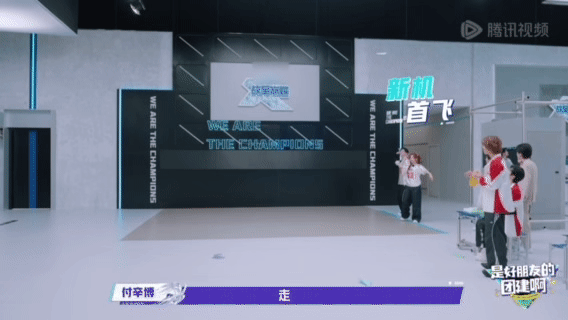 杨超越新机首飞惊艳全场战至巅峰杨超越看纸飞机教程懵懵的，还调侃怕教程教会自己
