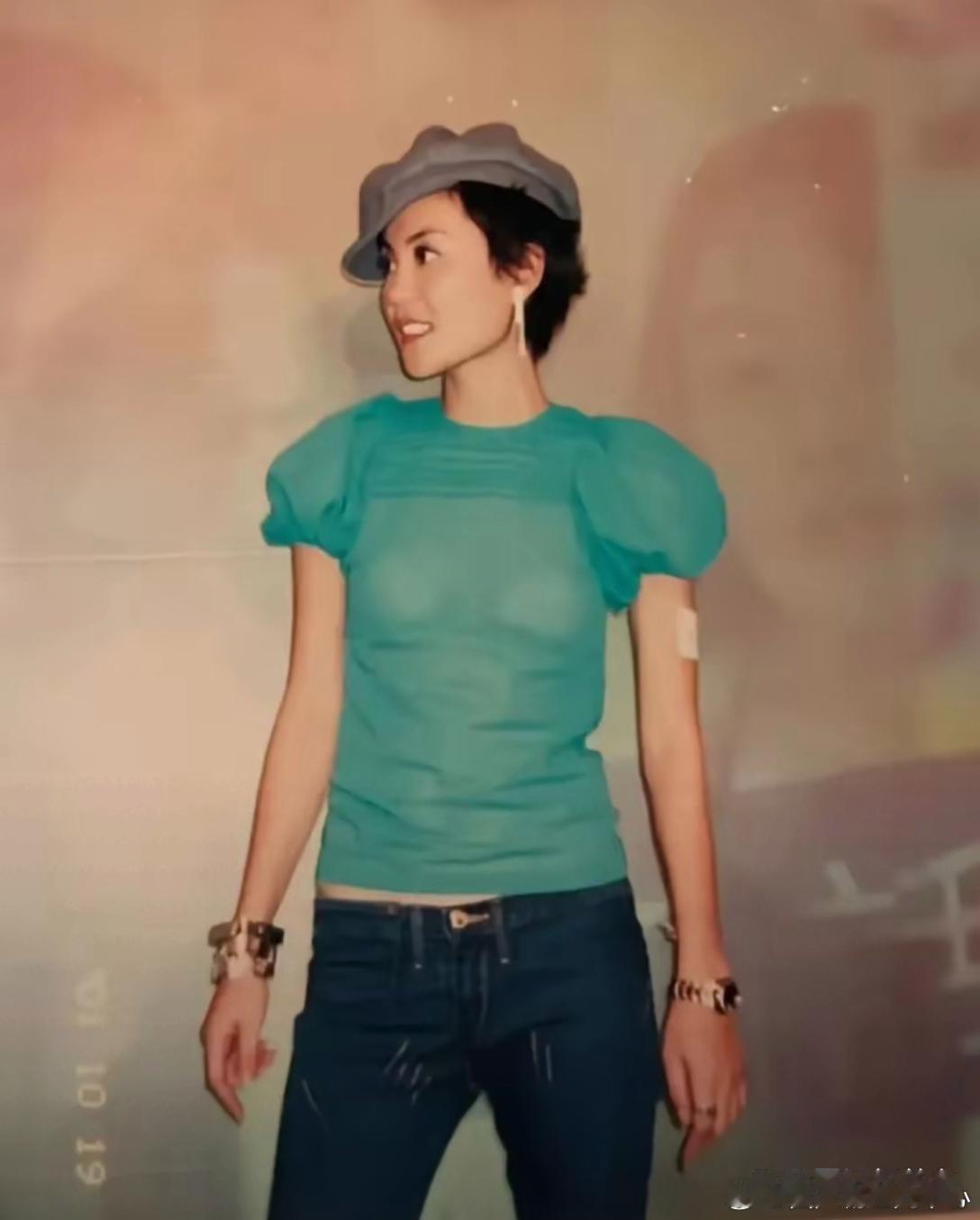 2001年王菲打扮的真土啊。