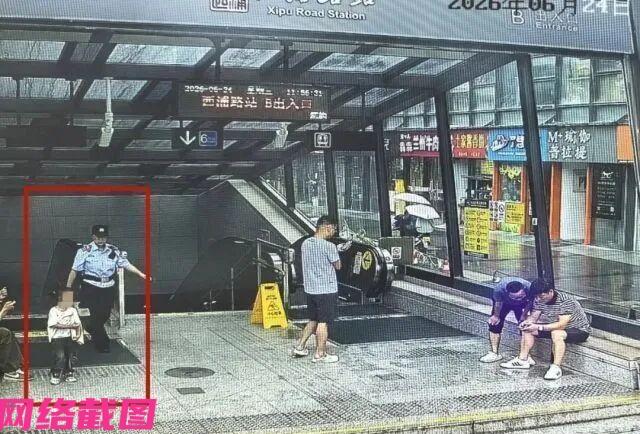 杭州某老人带七岁的外孙坐地铁去上兴趣班，可孩子在等地铁途中顽皮还东跑西奔，老人也