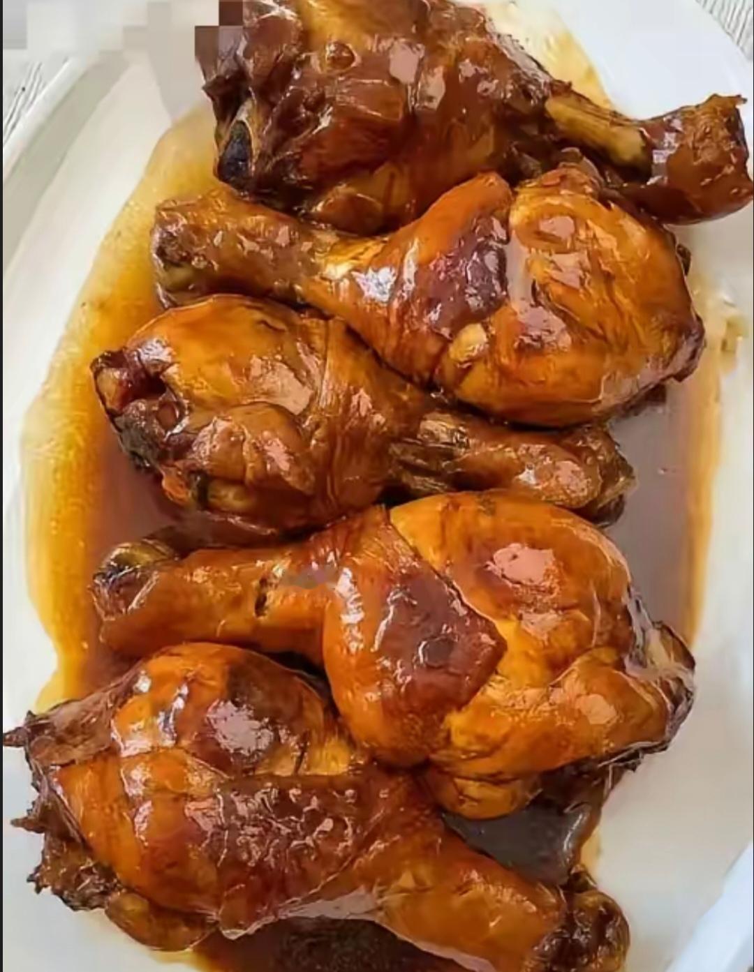 今天我买了五个鸡腿卤好端上来。孩子吃了两个，老公吃了一个，剩下两个我看他们都没动