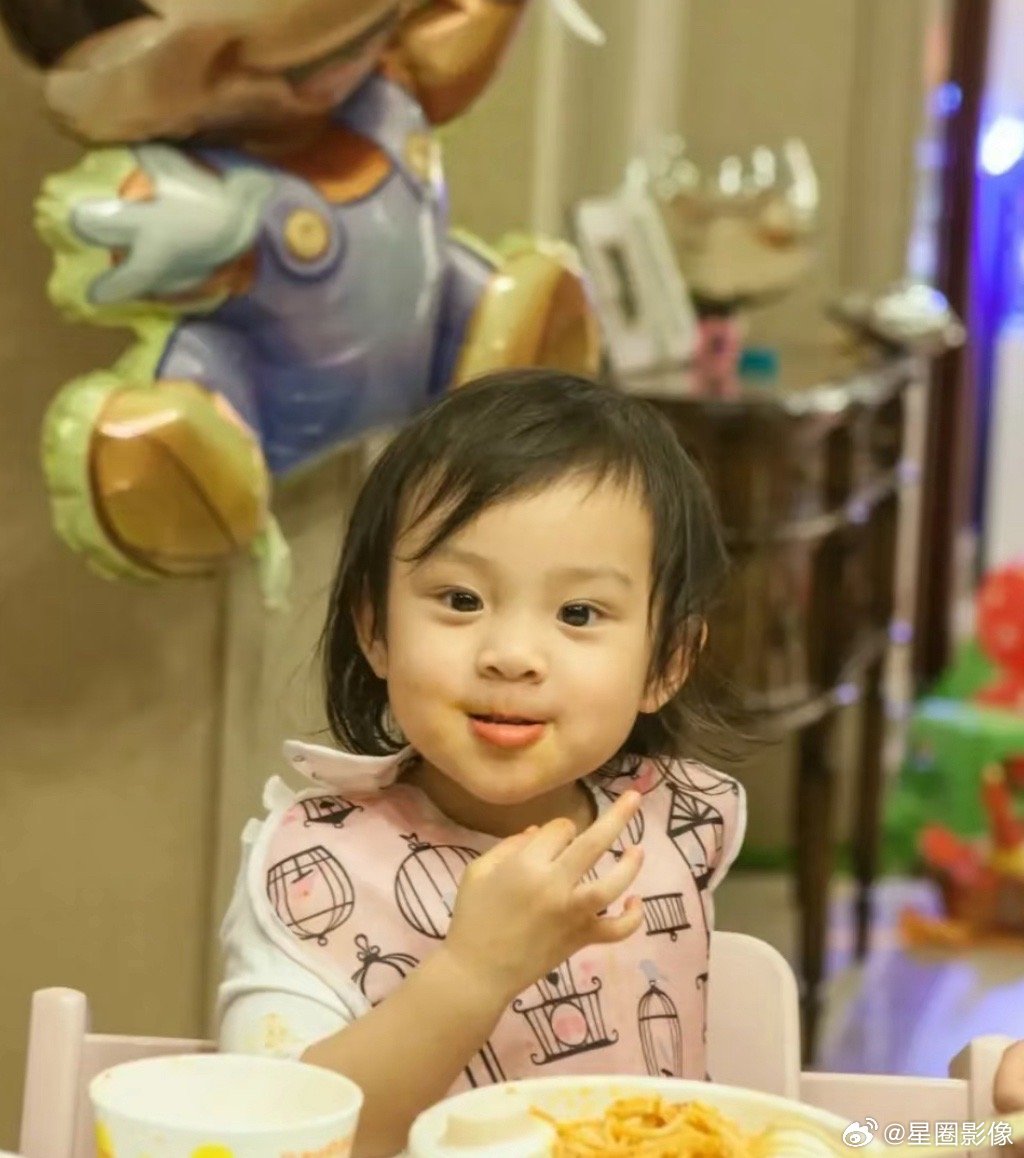 李小璐的颜值基因开始发力了，甜馨小时候像极了贾乃亮，长大了美到没有贾乃亮的影子了