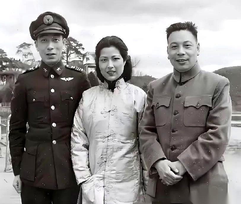 1945年的昆明，一张老照片定格了一个特殊的交际圈。画面里，蒋经国站着，身旁是