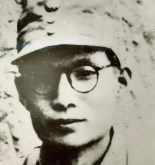 1941年，一群日伪军用枪抵着一个遍体鳞伤、双脚拖着铁镣的人，想要把他活埋。这个