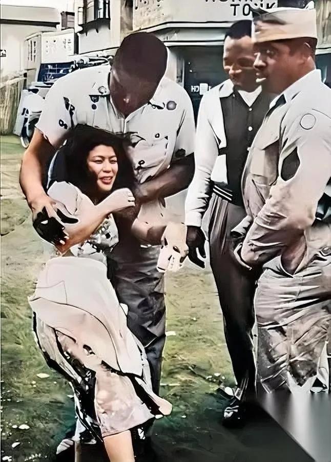 幸福是被搂着肩？高市早苗做到了！但这背后藏着5500亿的代价！咱就说，高市早苗最