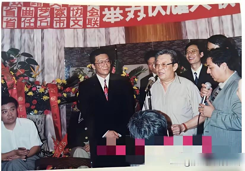 当年郭德纲恩师侯耀文拜师现场，主持人李金斗大气不敢出，全场肃穆不是畏惧，是相声摆