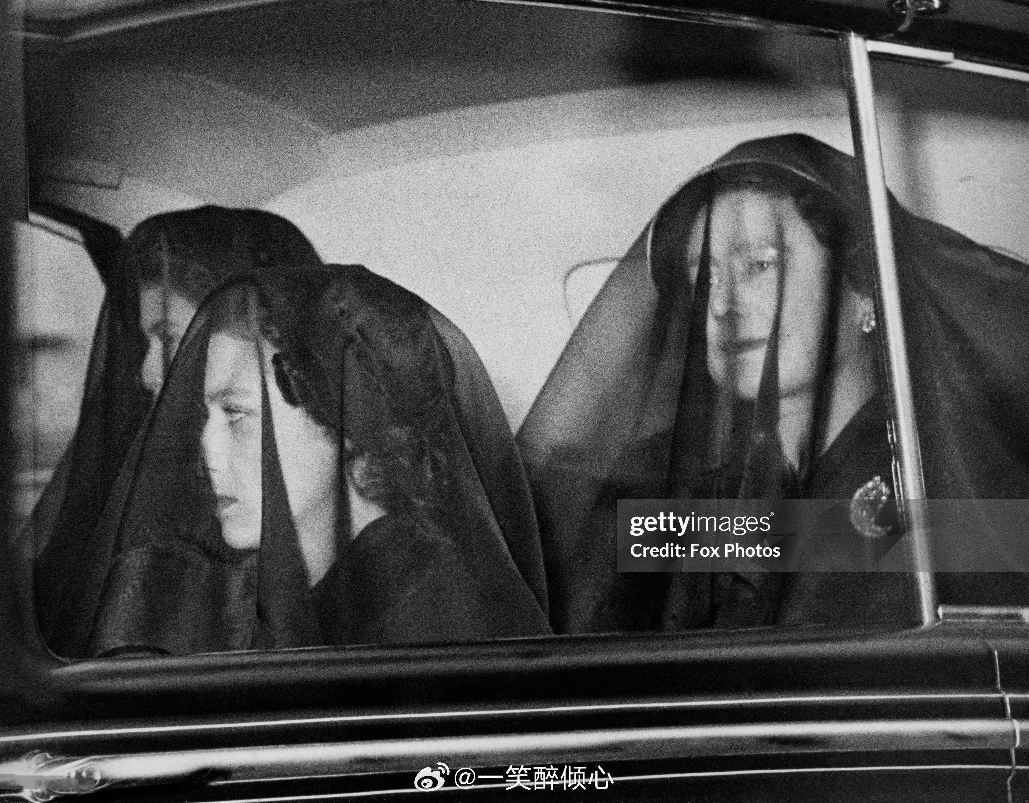 英国王室1952年2月11日，结束瞻仰仪式之后，伊丽莎白王太后、伊丽莎白二世