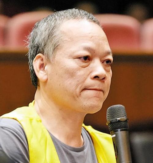 现在我们已经收紧对“半裸官”管理了，我看到项立刚也在大谈这个问题。其实子女已经在