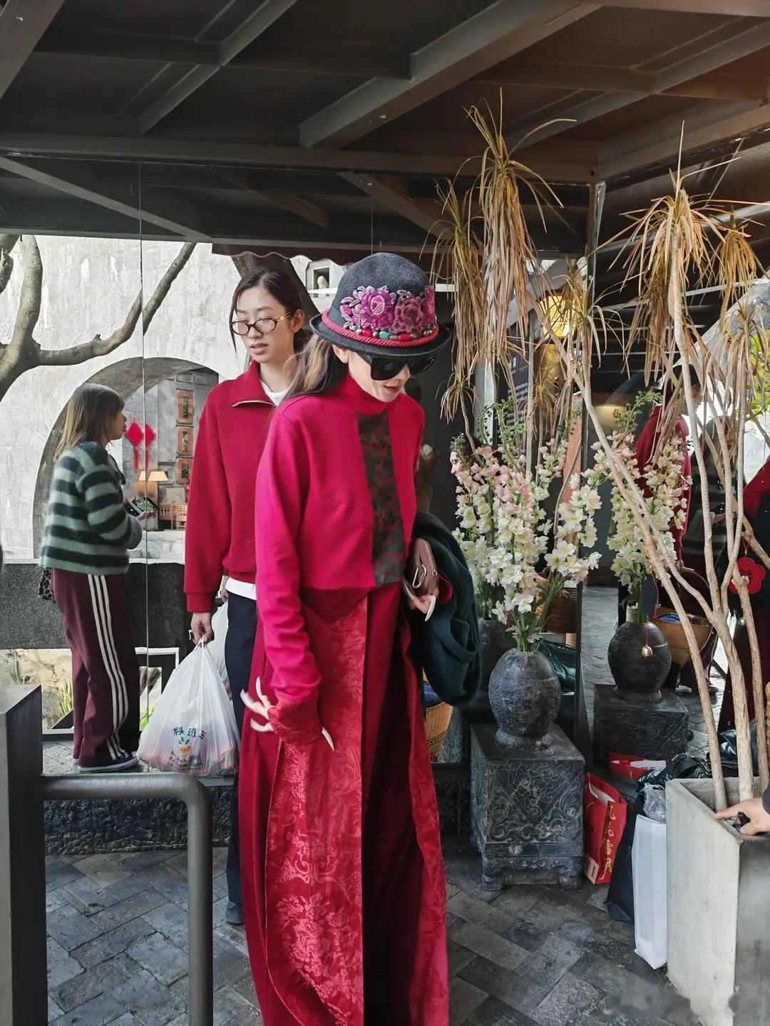 杨丽萍在云南喝茶被偶遇，她人很瘦，皮肤松弛，她戴墨镜遮鱼尾纹！