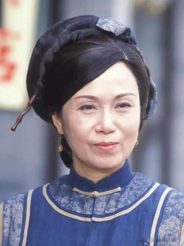 80岁的香港演员陈嘉仪，独居珠海。不是因为她没有家人，而是她两个儿子的心就如同铁