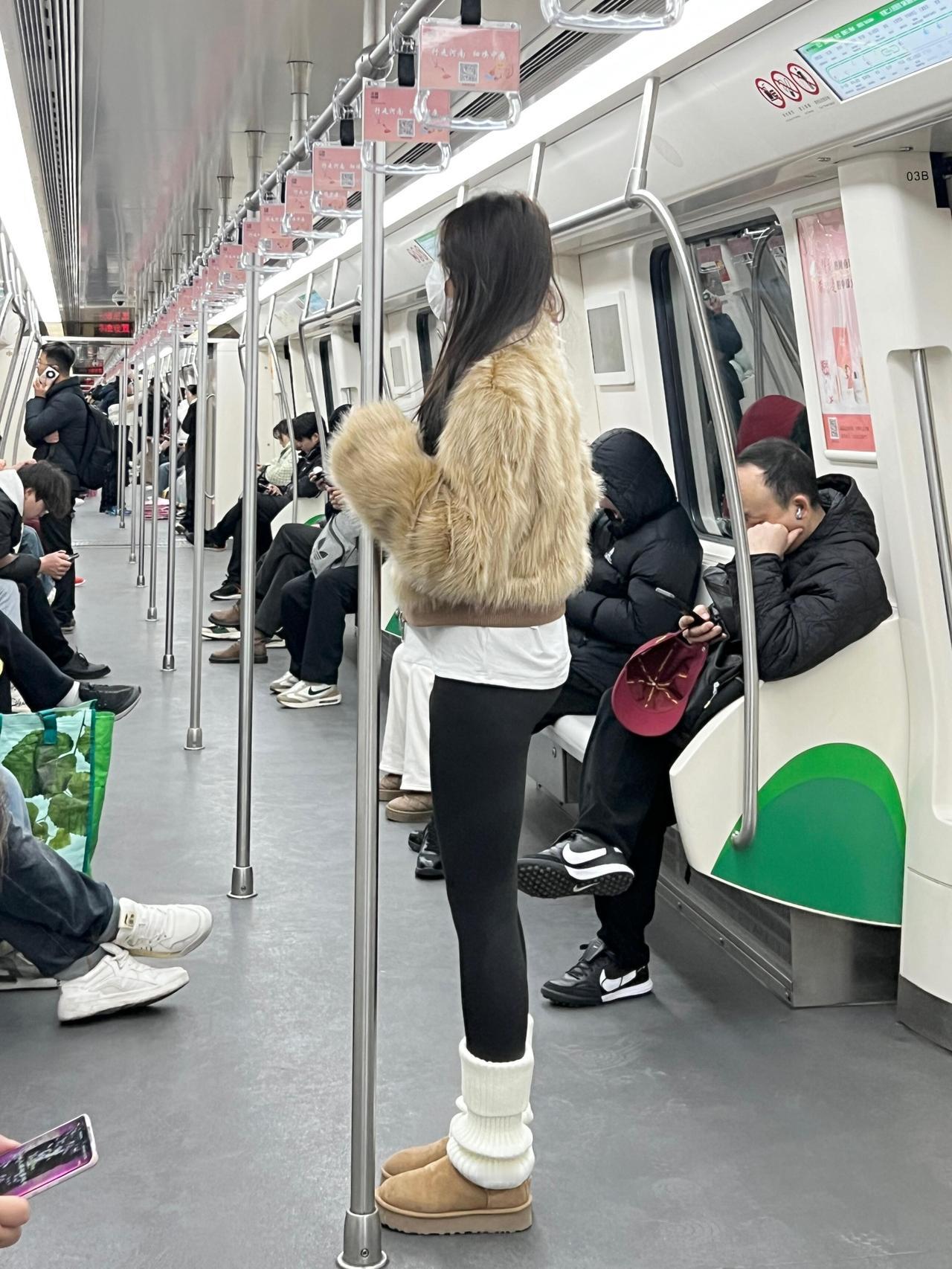 欸，现在女生都流行这么穿吗？刚进站我就留意到了，这对比太鲜明啦。黑色这件真的巨