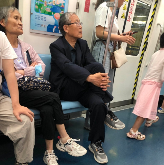 真是相由心生，地铁上这个一位瘦骨嶙峋的老太太，屁股坐在座位上，离旁边大爷挺远，半