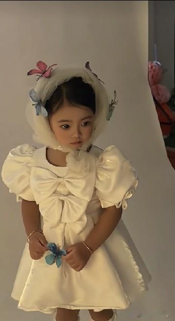 小故事！这个小姑娘你们认识吗？她就是二子漂亮的小女儿。她吸取了