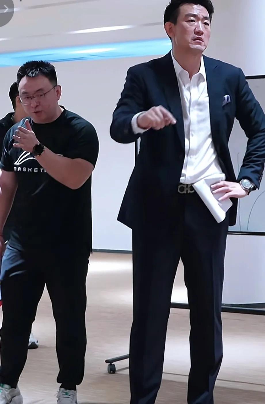 CBA的格局未来两三年应该是广厦队称雄时间，如果今年夺冠，有望开启王朝。看他们