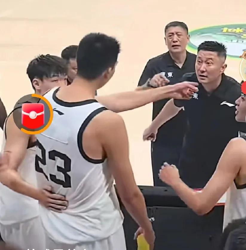 杜锋徐昕内讧画面流出，球迷起哄杜锋有些不应该，徐昕脾气大得不应该现在对广东队