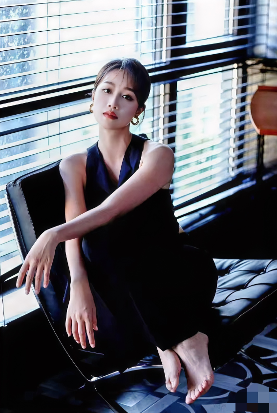 蓝盈莹，169cm，光脚坐在凳子上拍照，看着脚型很美，就是感觉有点放不开，你们看