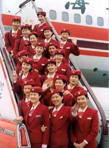 这张照片拍摄于1994年，上海航空公司开始从上海纺织系统女工中招收乘务员，从5万