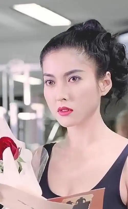 刚和一位移居温哥华多年的老友通电话，他叹了口气：“别看那些移民博主整天晒蓝天白云