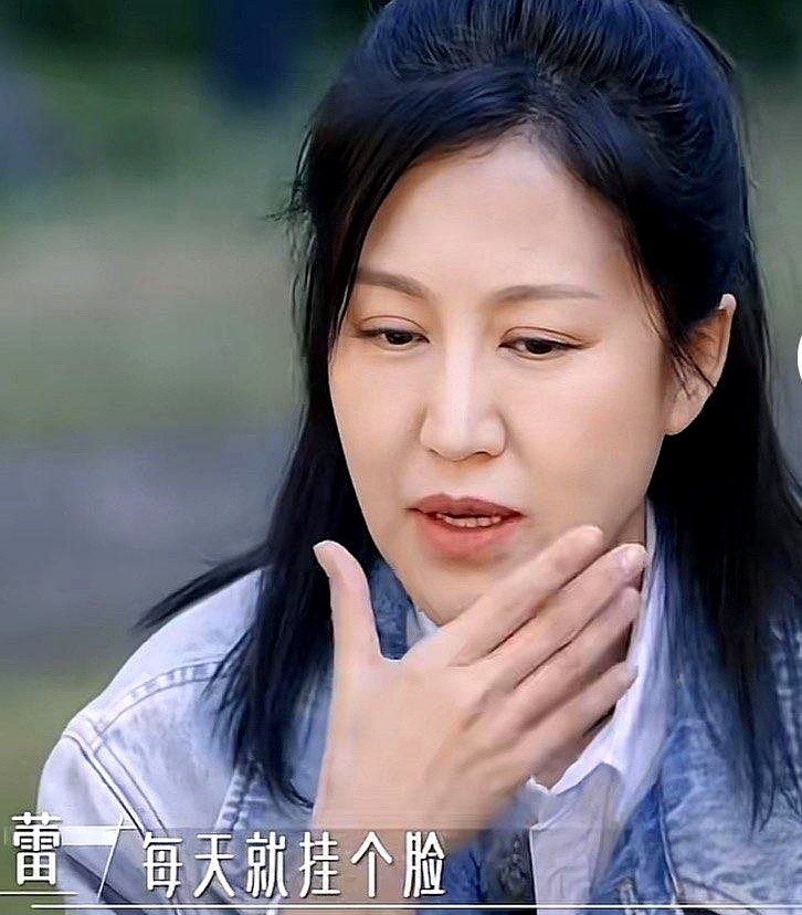 鲍蕾叹了口气，说现在跟两个女儿说话，对方连个“嗯”都懒得多给。平时乖巧的孩子，到了青春期一样把门一摔