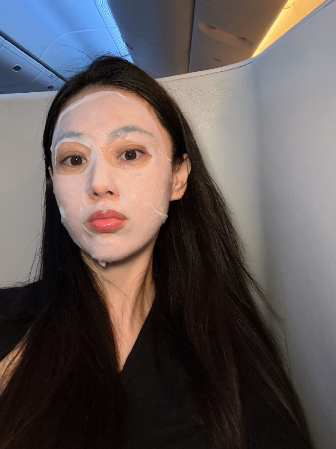 张馨予时装周瘦到98斤张馨予为了时装周也是很拼了！姐骨感和圆润都美~
