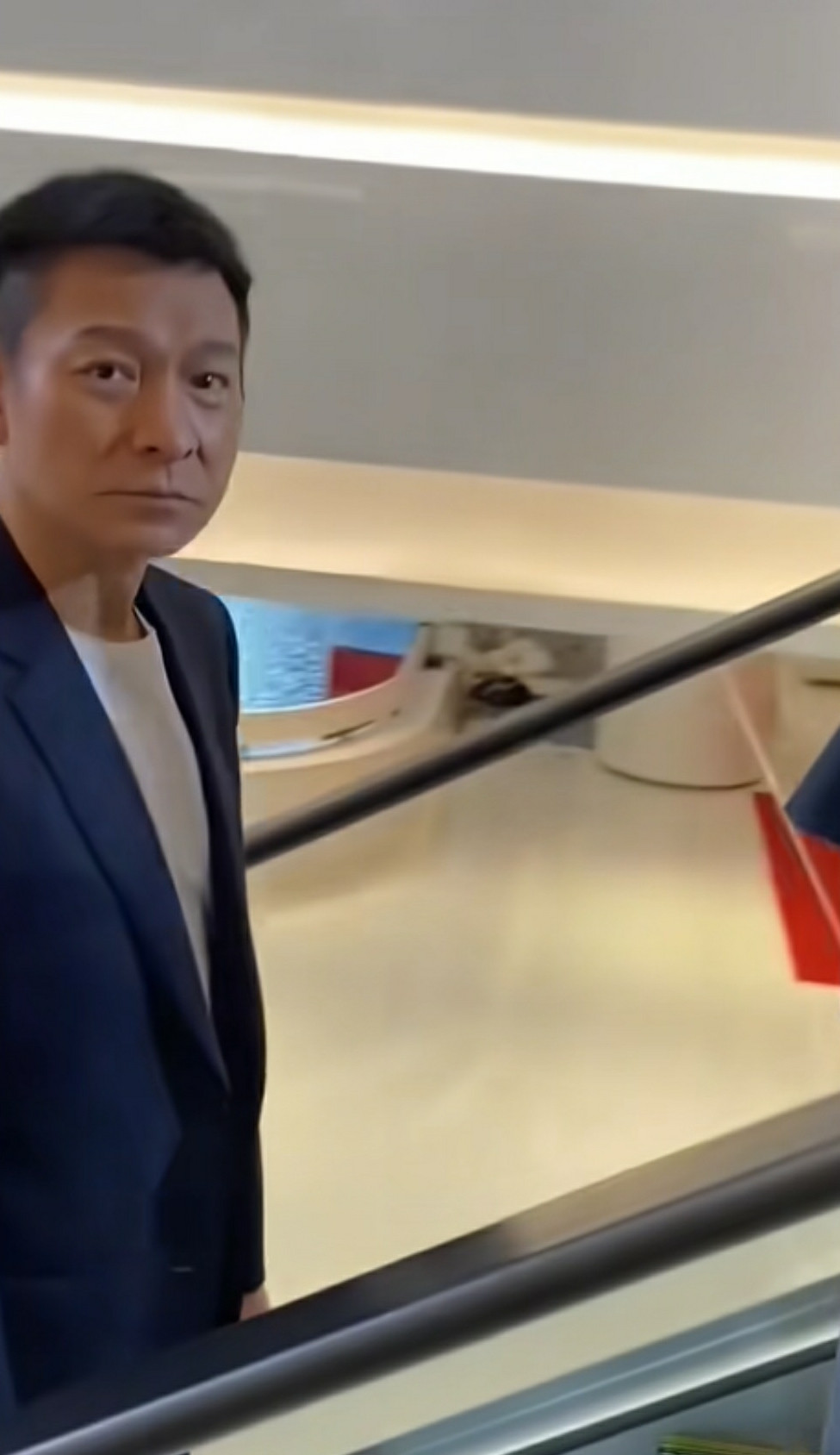 他这样看别人，别人会不会不好意思。