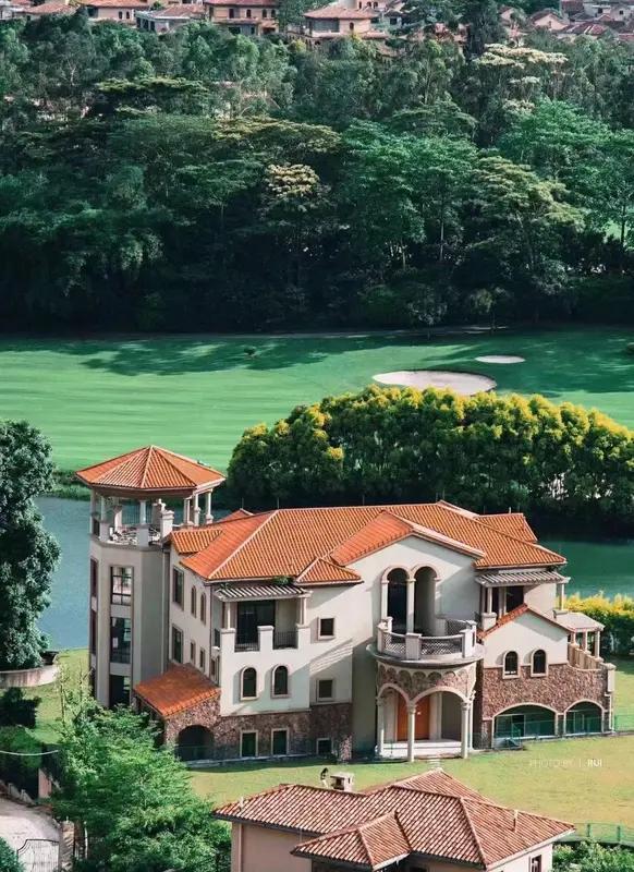 深圳3000万的豪宅，那真是奢华至极。就拿华侨城新玺来说，堪称深圳豪宅天花板。它