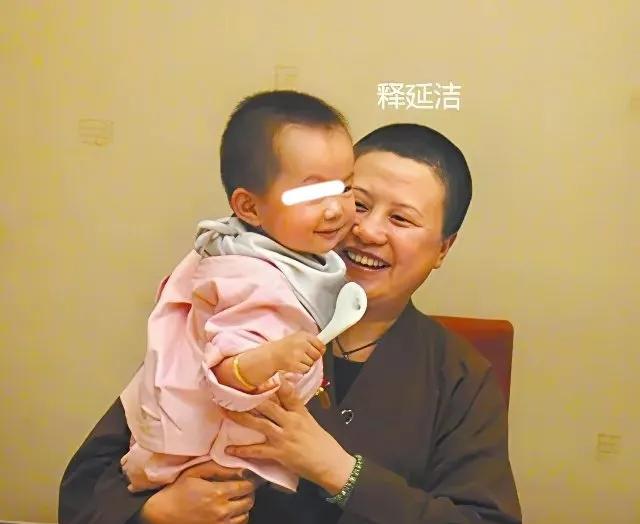 释永信被传最言之凿凿的女儿抓周仪式现场照片曝光，小女孩直接拿起了木鱼，被网友戏称
