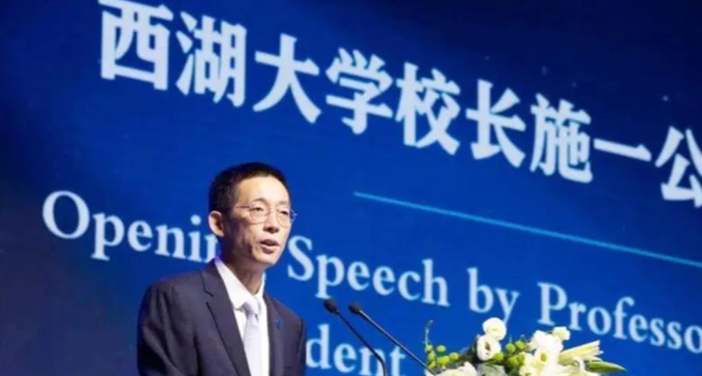 2010年，河南高考状元张磊向耶鲁大学捐款888万美元，随后又向人民大学捐款3亿