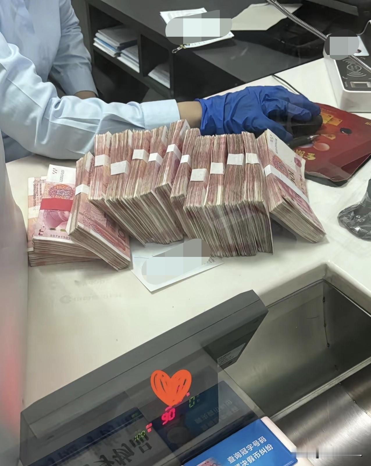 “揣着明白装糊涂！”云南昆明，73岁大爷在银行存了10万元钱定期，3年后，定期到