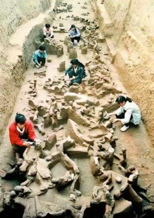 很多人以为殉葬就是把活人关进地宫，哭着等死。其实，为了活下去，这些被殉葬的人可能