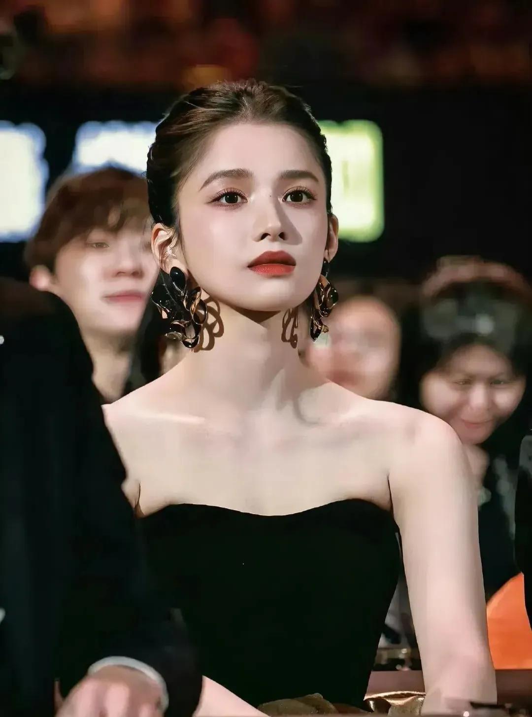 张婧仪，看《藏海传》以后，被她的美貌和演技折服了！她还有一个头衔，叫″