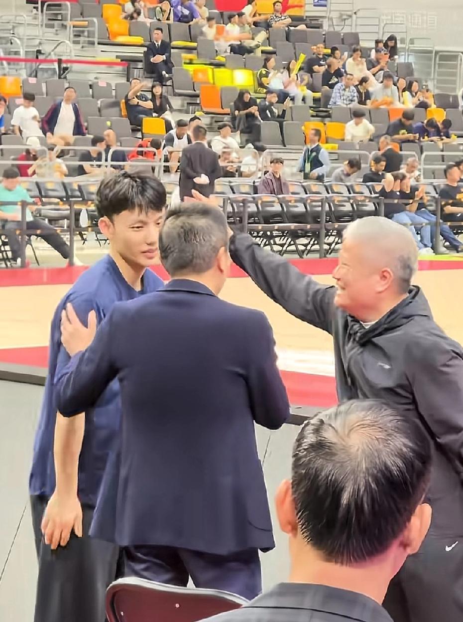 广东队球员徐杰估计要发财了！徐杰在广东队老板陈海涛的介绍下，认识了东莞首富王文城