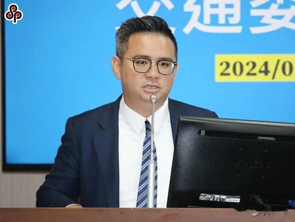 赵少康爆“很多人想退党”?卢秀燕爱将称应给郑丽文更多时间调整。赵少康这个人看着就