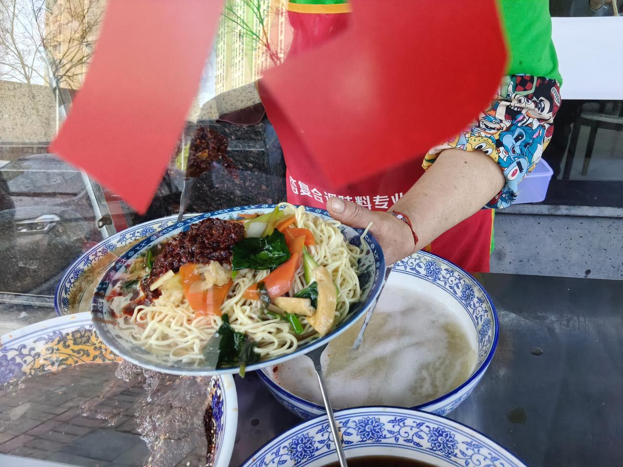 甘肃省兰州市。l中午自己不想做饭，那么就在家门口吃一份兰州凉面吧。而且这