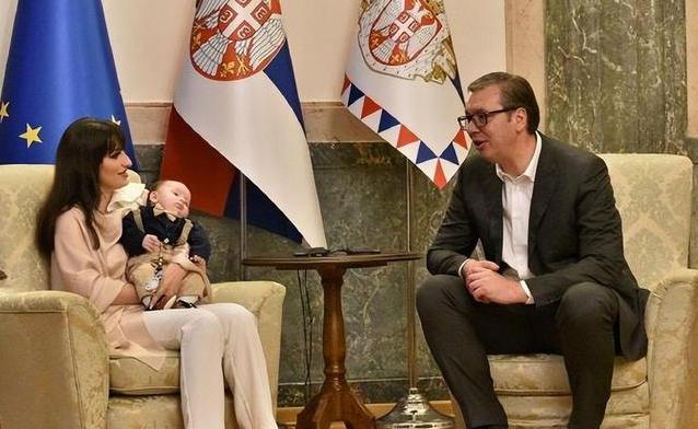 塞尔维亚总统武契奇，对着全国的镜头，一字一句复述了那个暗杀计划：把他的孩子，活活