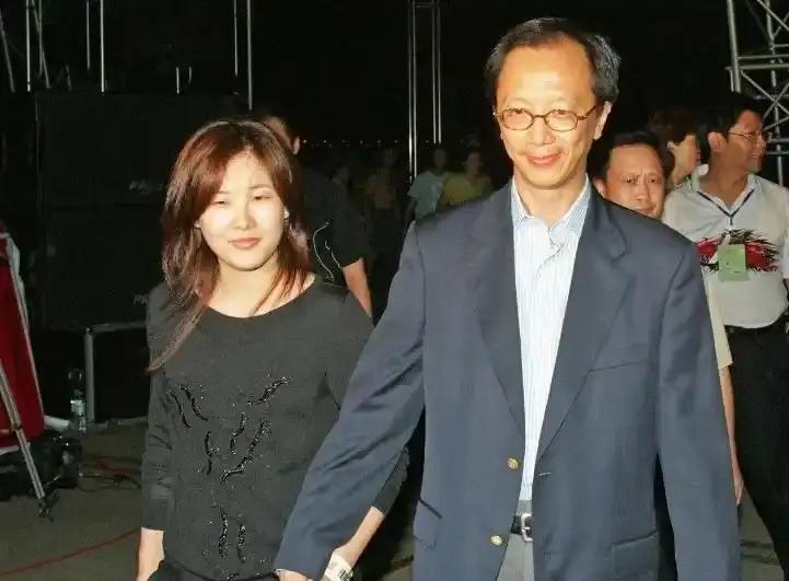 73岁的梁锦松扶着拐杖，全网都在心疼47岁的伏明霞。这根本不是悲剧，这是她赢下的