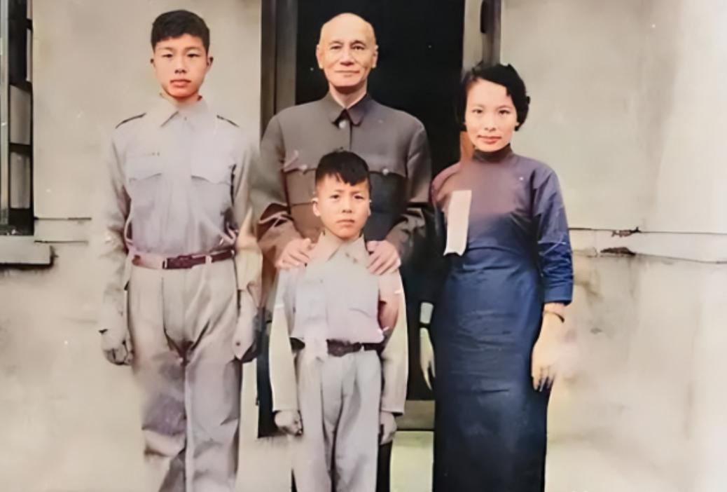 1953年，蒋介石得知戴笠的儿子戴藏宜被枪毙，当即命令毛人凤把戴的后人接到台湾。