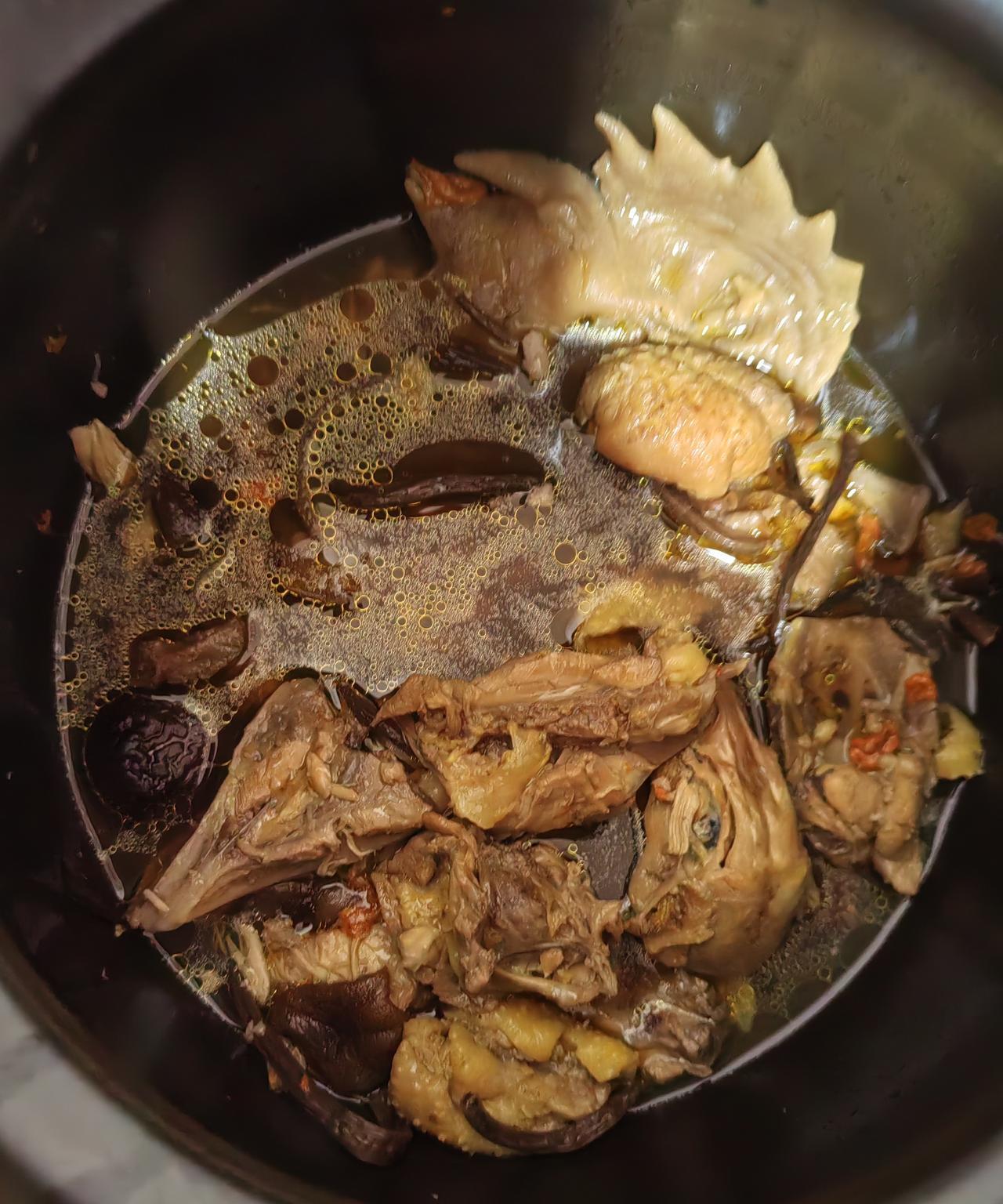 砂锅炖鸡就是香！太香了，好久没炖过鸡了，没想到手艺还是一如既往的好！也馋了好久