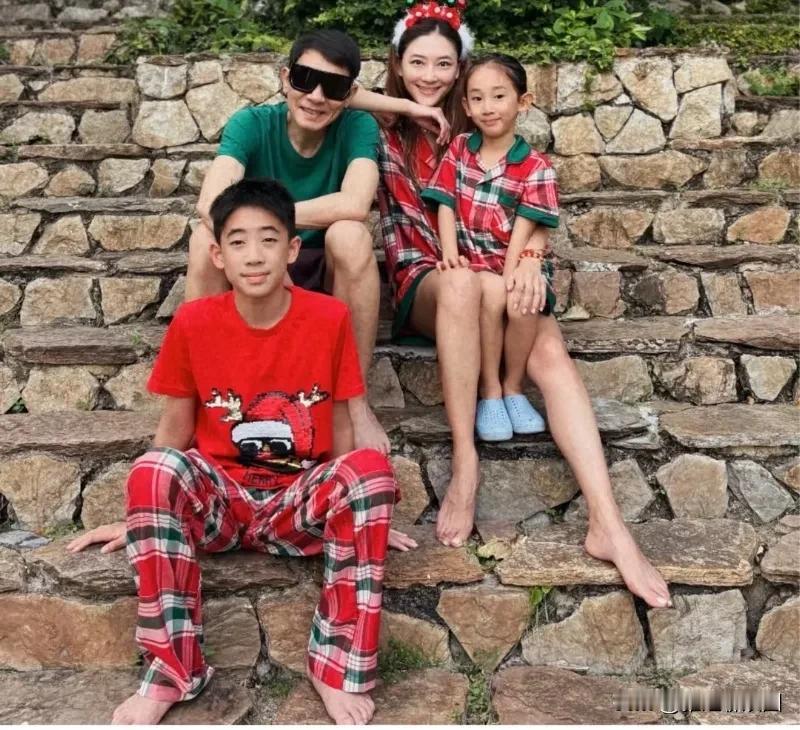 近日，应采儿在个人社交平台晒出一家四口的合影，照片中的两个儿子都像爸爸陈小春。记