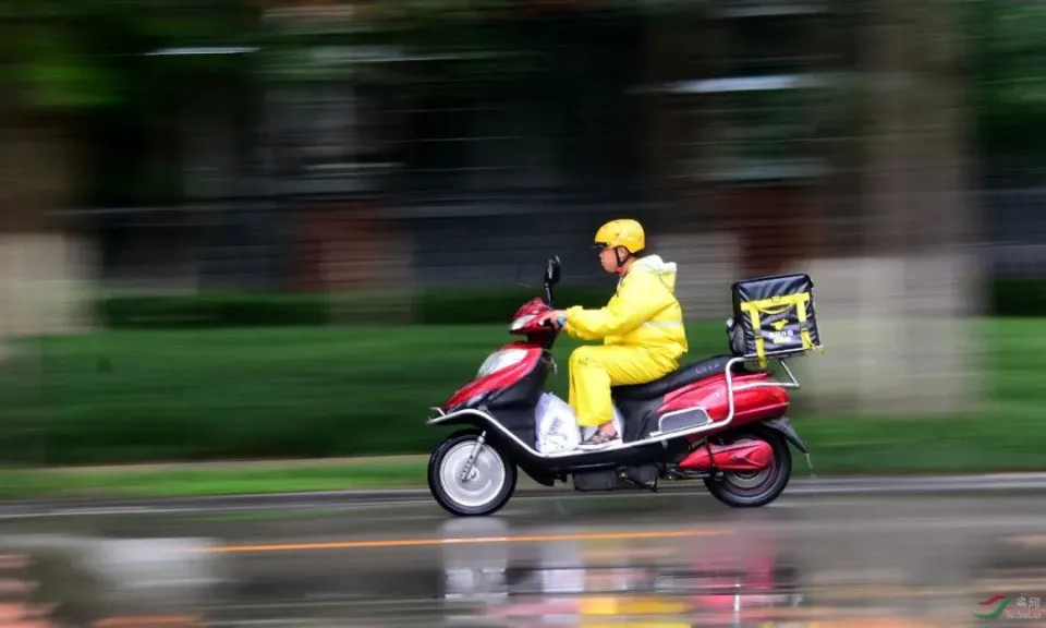 广州市总工会发布报告，主要统计了各个主流行业的劳动者薪酬概况，其中关于（跑外卖、