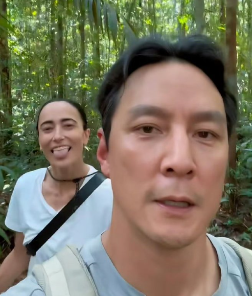 吴彦祖和老婆女儿到亚马逊雨林探险，他老婆雷珊虽然是混血儿，但是和吴彦祖真的好有夫