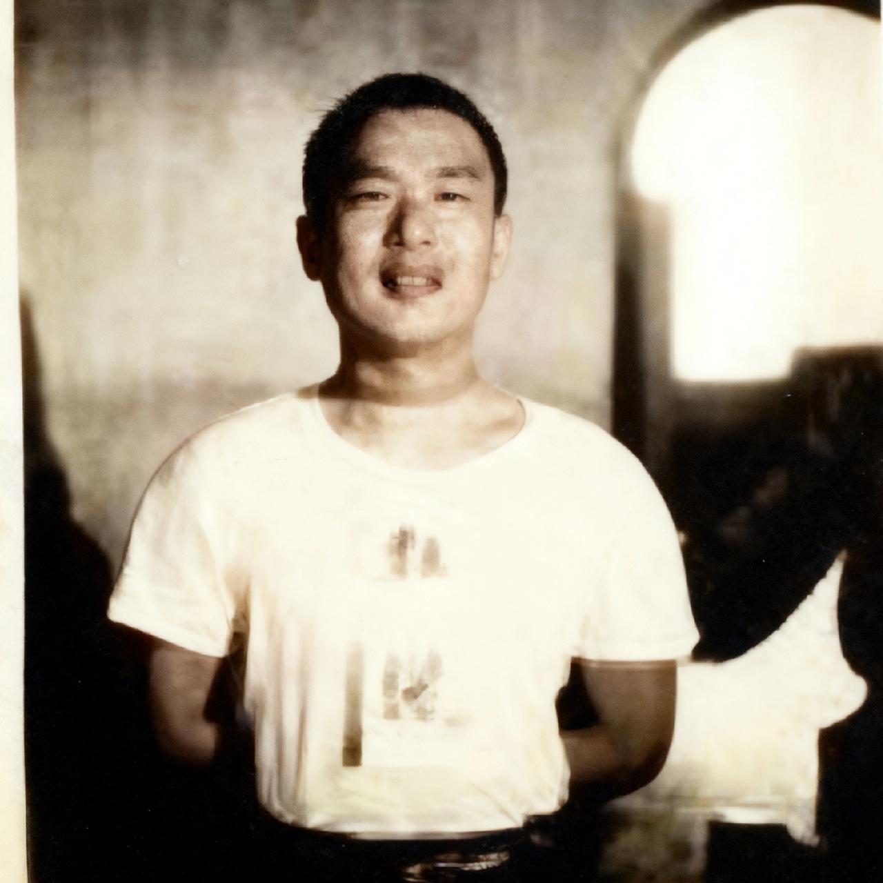 这是敌人报纸上，公布的一张照片，镜头中这个铁骨铮铮，即将慷慨就义的人，就是地下工