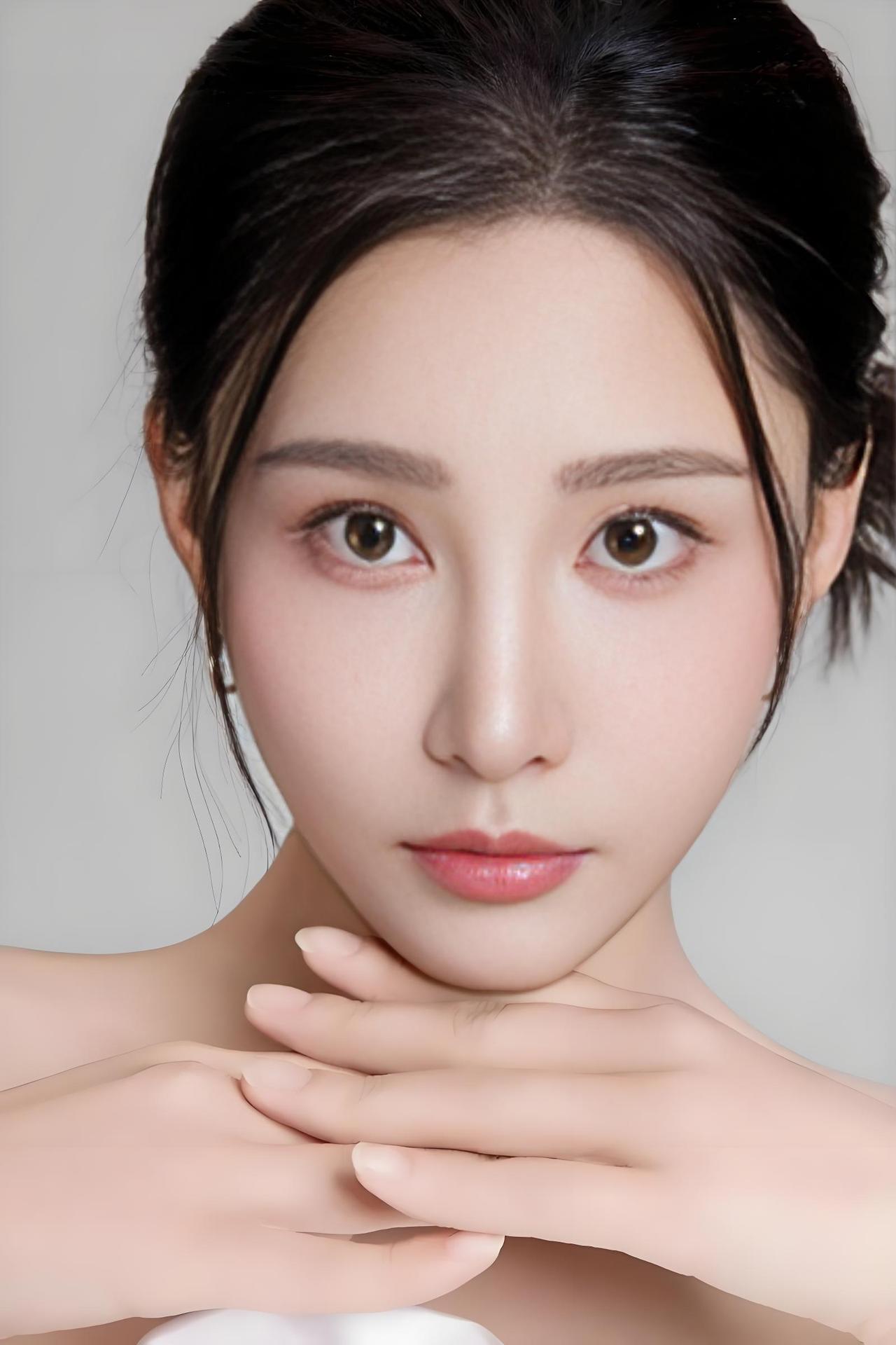 2025年9月，短剧演员许子吟官宣与男友李云鹏分手，起因是男方无法接受她拍吻戏的