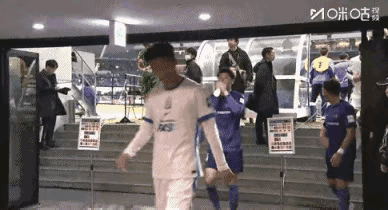 广岛三箭外援阿尔斯兰真是欠揍！在今天进行的上海申花和广岛三箭的亚冠精英赛中，当时