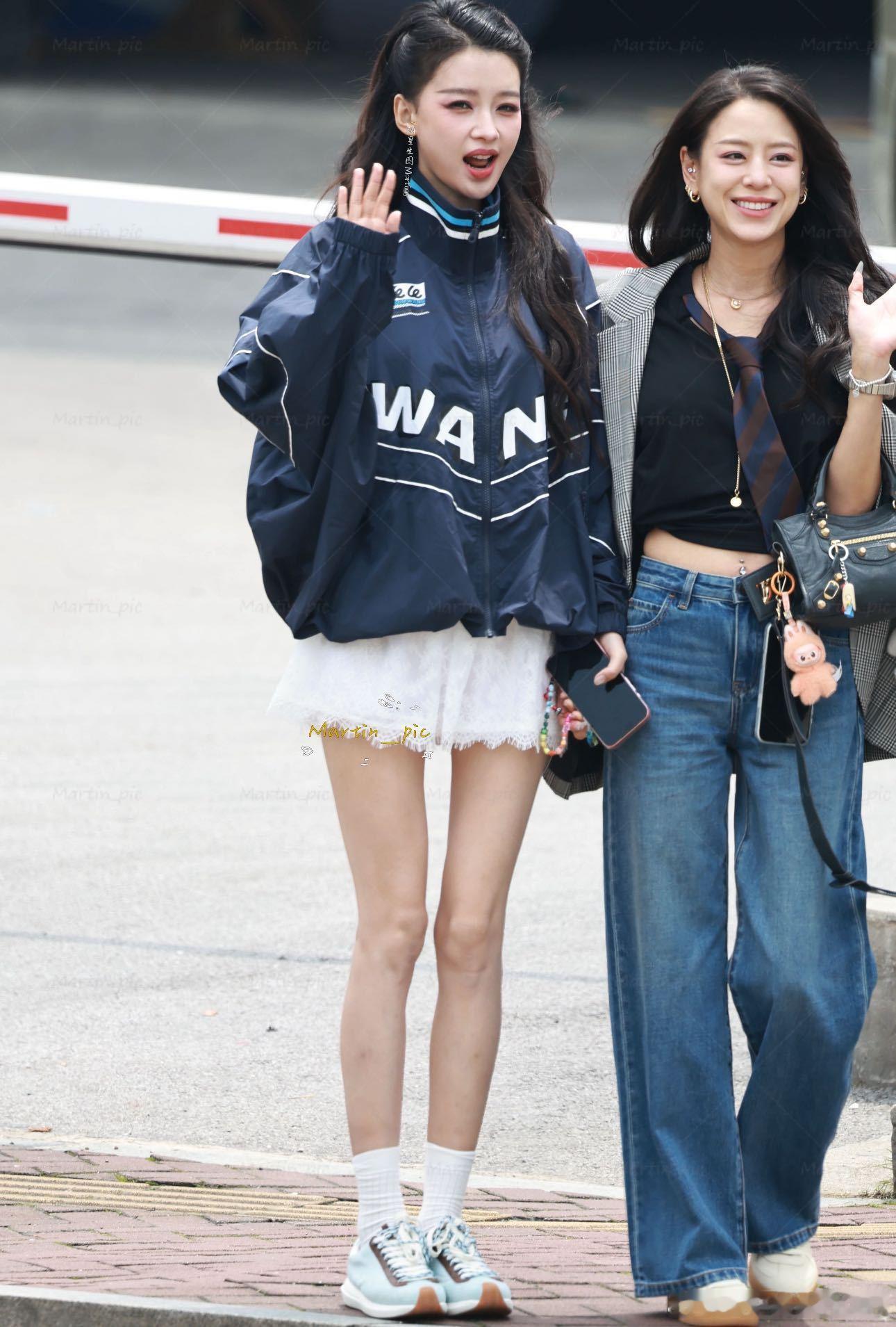 孙怡江语晨能不能真亲美女和美女贴贴真的太绝了，孙怡江语晨同屏出现，观感直接拉